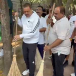 Jabalpur में सड़क पर झाड़ू लगाते नजर आए महापौर और आयुक्त