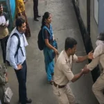 चलती ट्रेन से लटका बुजुर्ग, Jabalpur स्टेशन पर RPF ने बचाई जान