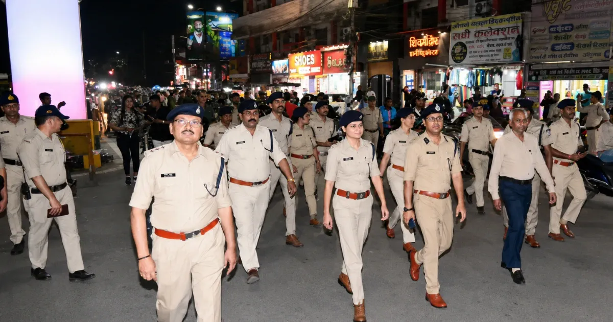 त्योहारों से पहले Jabalpur Police अलर्ट, संवेदनशील इलाकों में फ्लैग मार्च