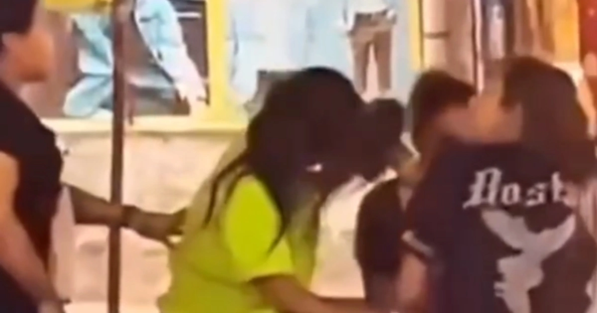 Jabalpur सड़क पर लड़कियों की Fight, Video Viral हुआ