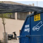 नगर निगम के कचरा वाहन पर खतरनाक तरीके से ले जाए गए सरिए, वीडियो वायरल