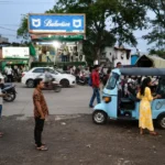 D-Mart के सामने मारपीट का Video Viral, सड़क पर मचा हंगामा