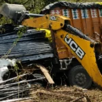 Naga Ghati में पलटा लोहे से भरा ट्रक, चालक और कंडक्टर घायल