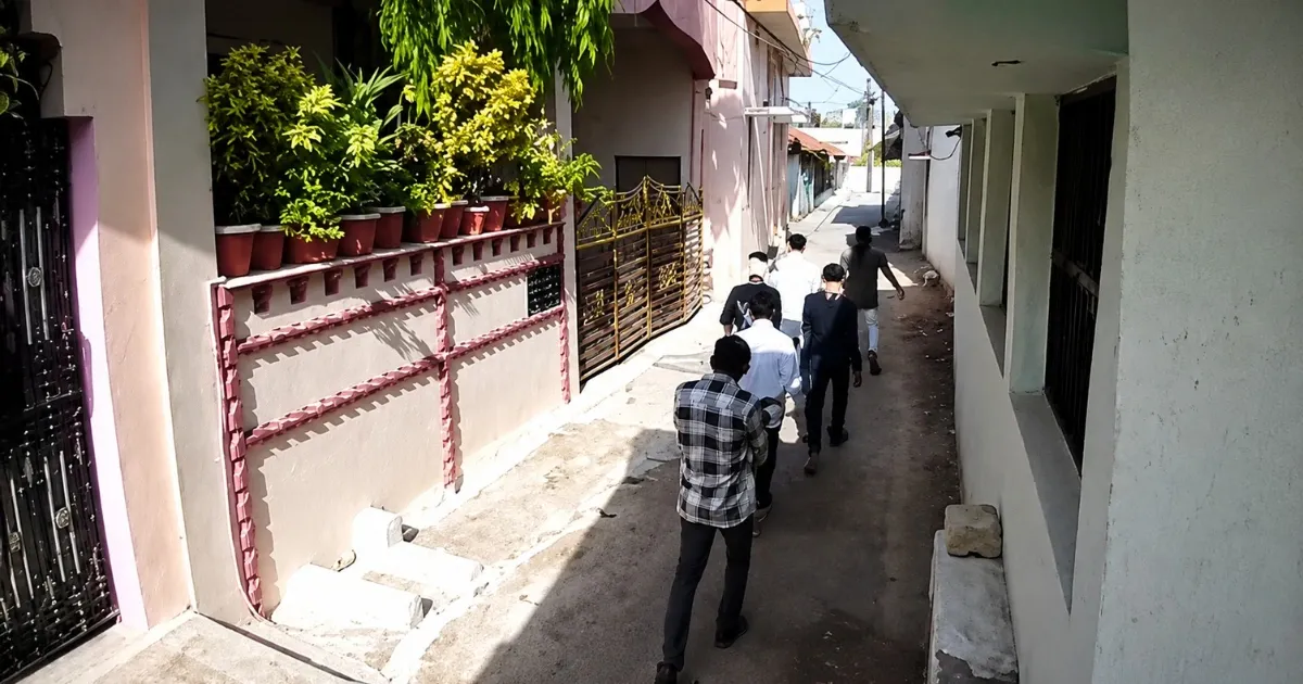 Madhotal में घर पर फेंके गए देशी बम, 8-10 बदमाशों से दहशत