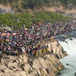 बदले मौसम के बीच Narmada घाटों पर उमड़ी लोगों और पर्यटकों की भीड़