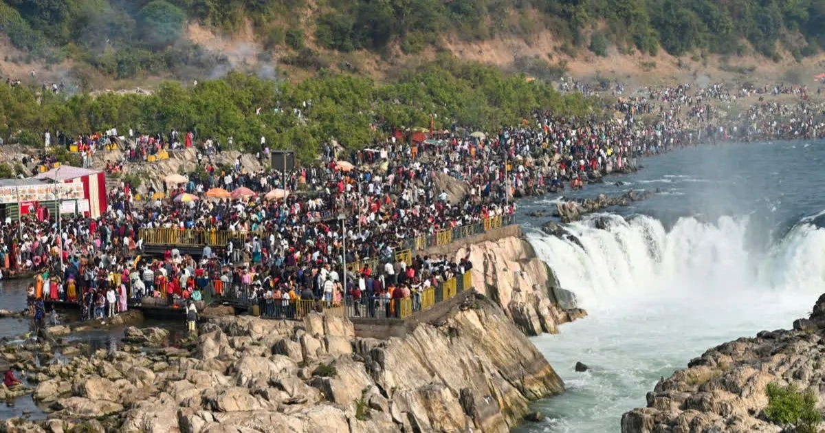 बदले मौसम के बीच Narmada घाटों पर उमड़ी लोगों और पर्यटकों की भीड़