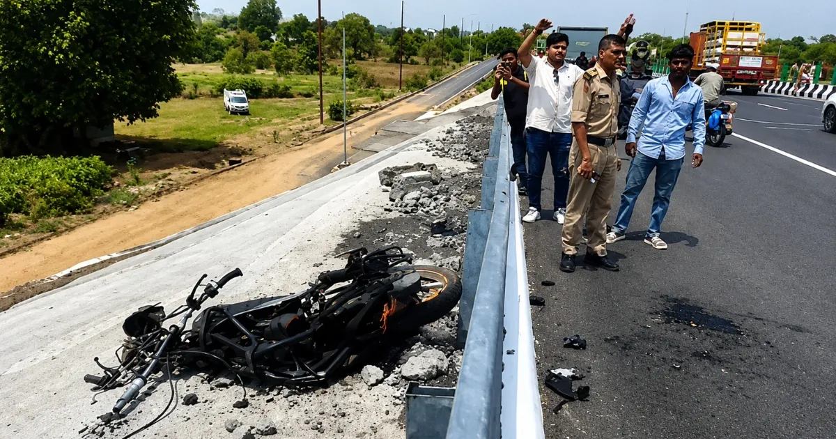 Bargi NH-30 हादसा: डंपर की टक्कर से पिता-पुत्र की मौत, महिला घायल