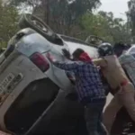 Bilhari में डिवाइडर से टकराकर पलटी डस्टर कार, टला बड़ा हादसा