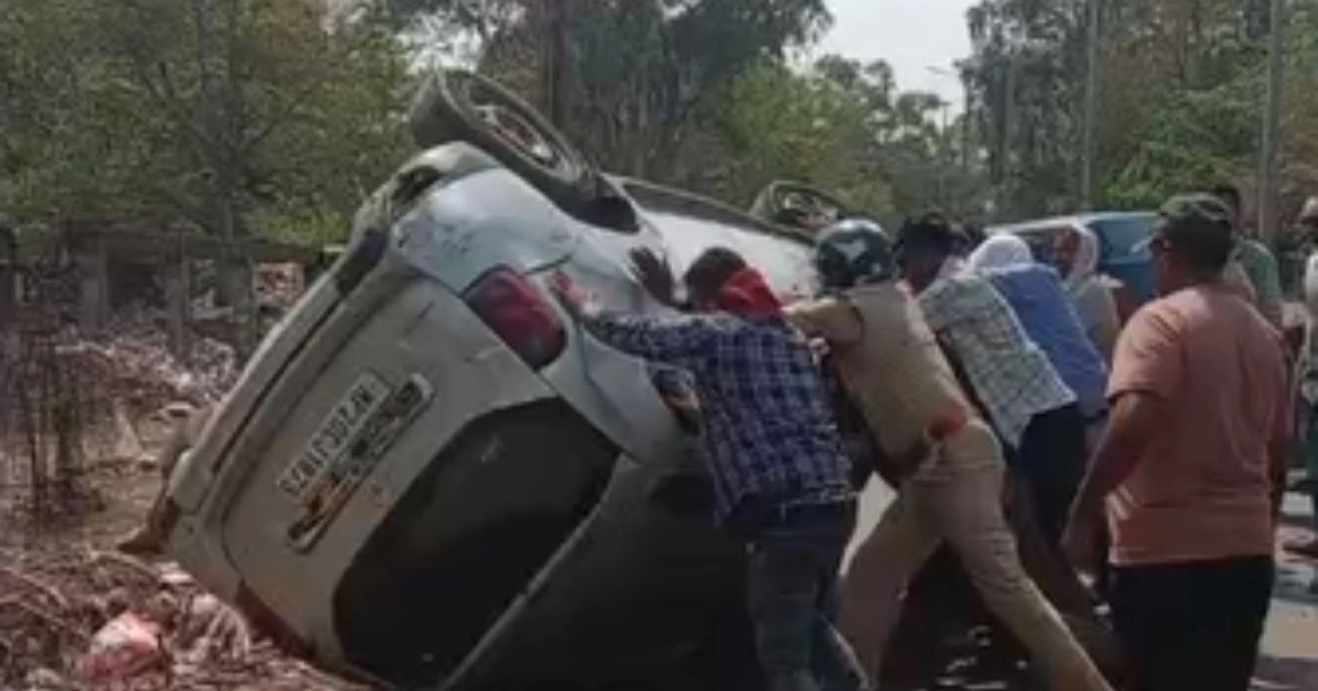 Bilhari में डिवाइडर से टकराकर पलटी डस्टर कार, टला बड़ा हादसा