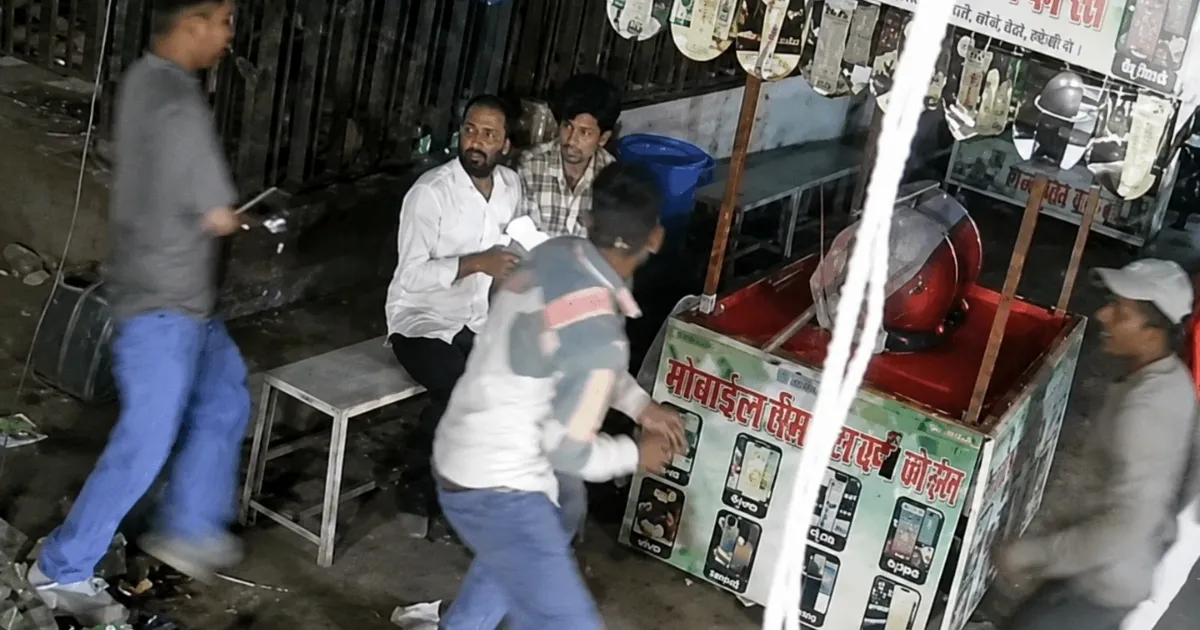 मजदूरी विवाद में युवक के चाचा की पिटाई, CCTV में कैद हुई घटना