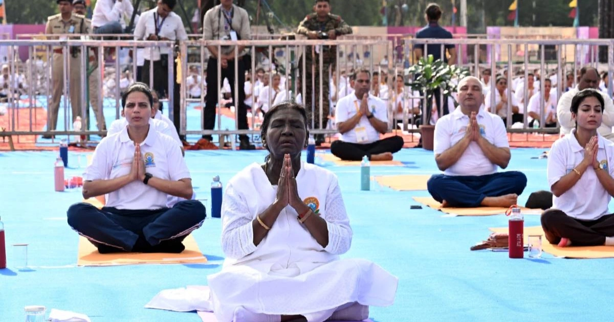 International Yoga Day: Jabalpur में राष्ट्रपति मुर्मू ने किया योग