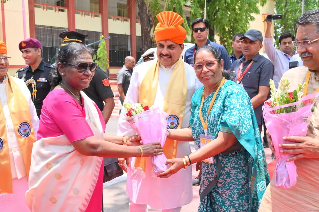 योग कार्यक्रम के बाद RDVV पहुंचीं राष्ट्रपति मुर्मू, दीक्षांत समारोह में हुईं शामिल