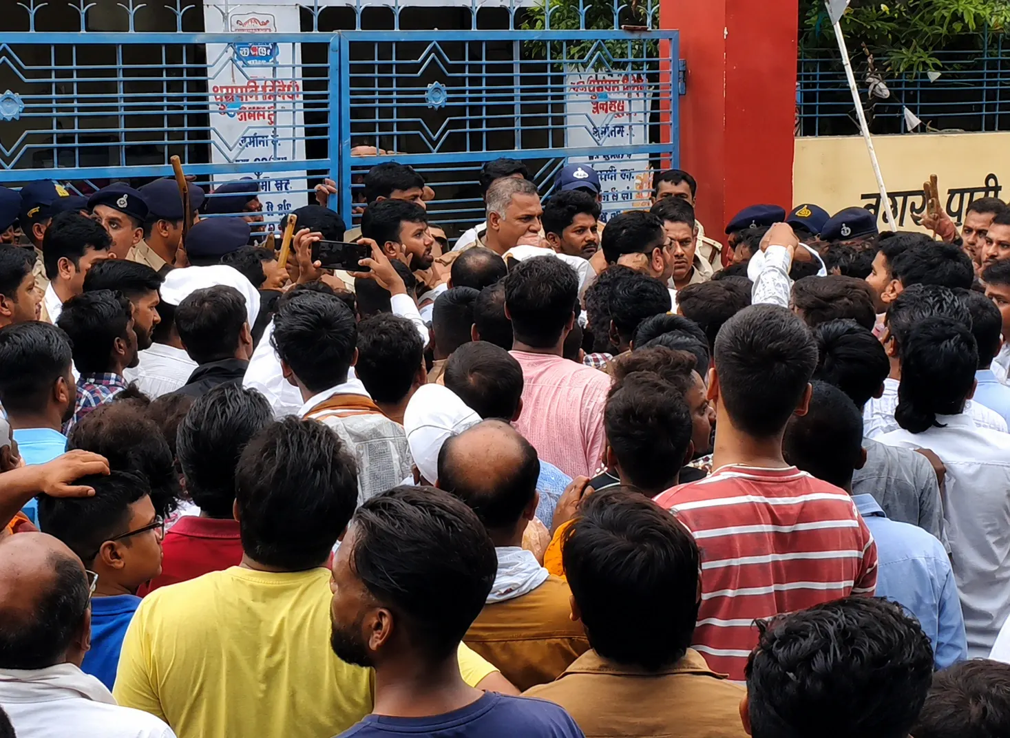 जल संकट को लेकर कांग्रेस का नगर निगम कार्यालय पर घेराव, नियमित जलापूर्ति की उठाई मांग