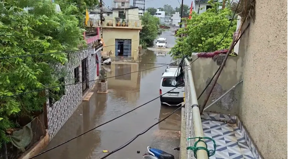 बारिश में Bharat Colony जलमग्न, घरों में घुसा नालों का गंदा पानी