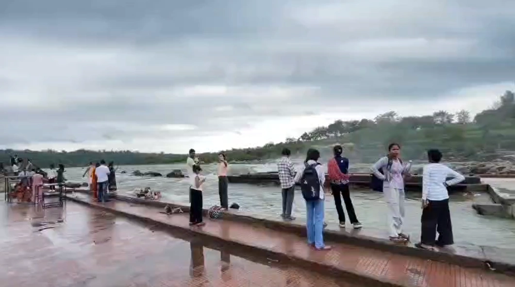 Bhedaghat Dhuandhar में बढ़ा जलस्तर, पर्यटकों के लिए Police Alert