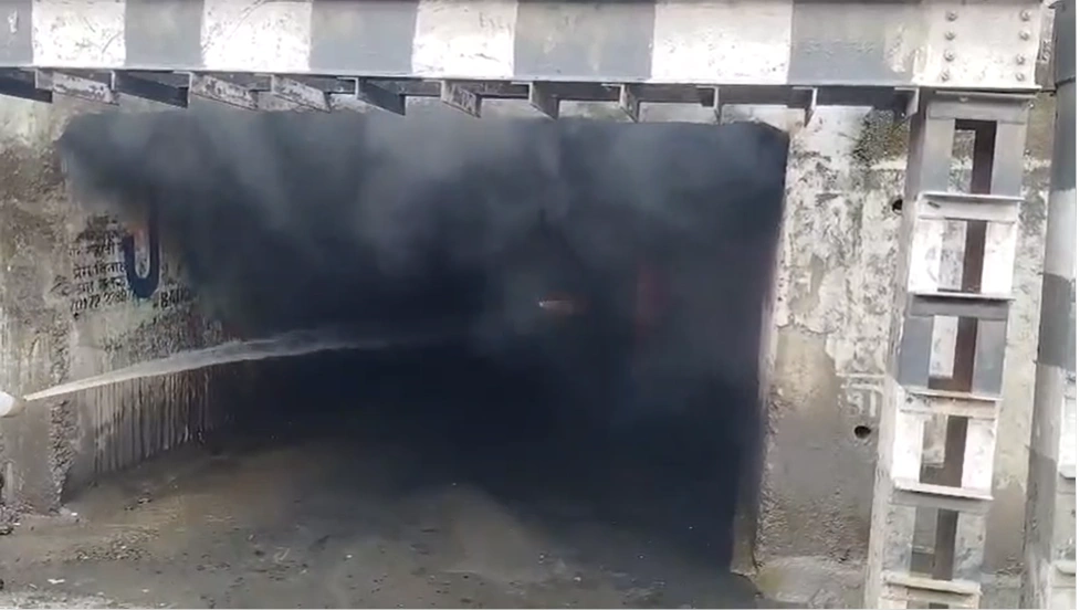 Madan Mahal Underbridge के नीचे चलती कार में लगी आग, बड़ा हादसा टला