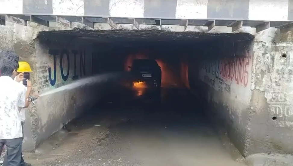 Madan Mahal Underbridge में चलती कार बनी आग का गोला, मचा हड़कंप