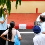 RDU में छात्रा ने VC की गाड़ी रोकी, कॉपी जांच पर जताया विरोध