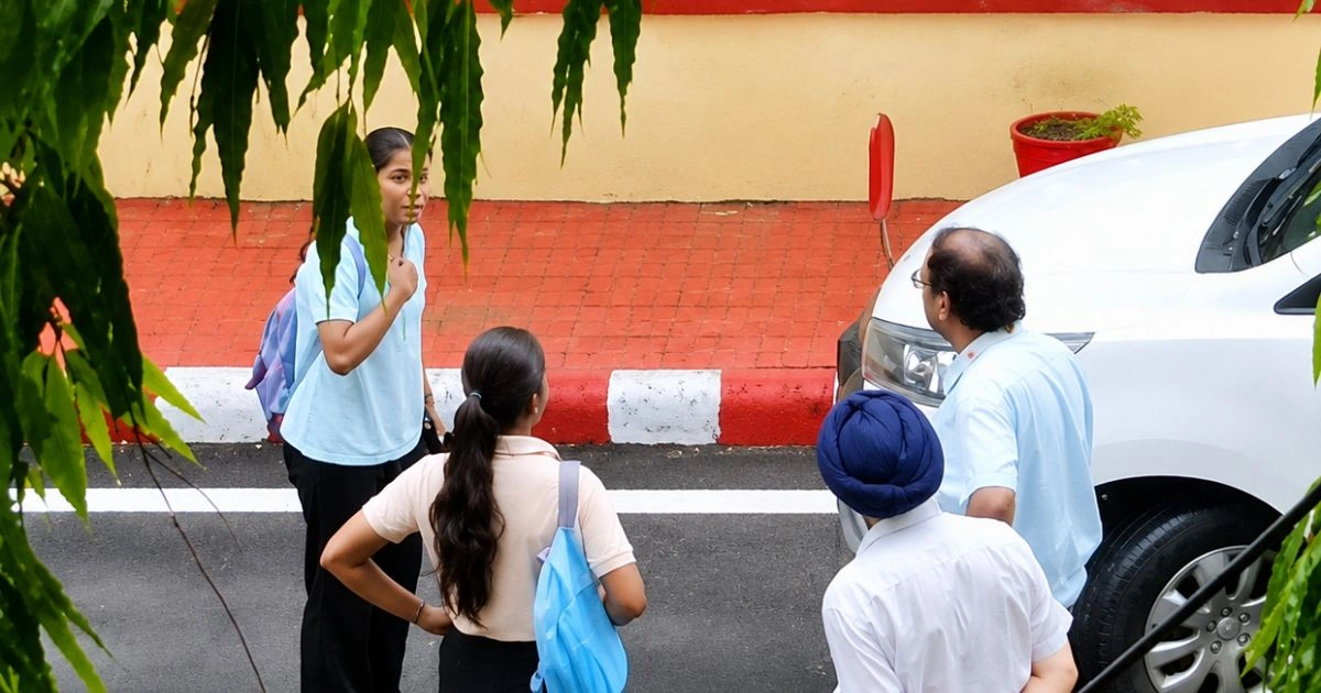 RDU में छात्रा ने VC की गाड़ी रोकी, कॉपी जांच पर जताया विरोध