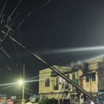 Gwarighat में गिरा हाईटेंशन लाइन का खंभा, बड़ा हादसा टला
