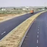 Jabalpur-Indore मार्ग पर बड़ा हादसा टला, डिवाइडर पर चढ़ा ट्रक
