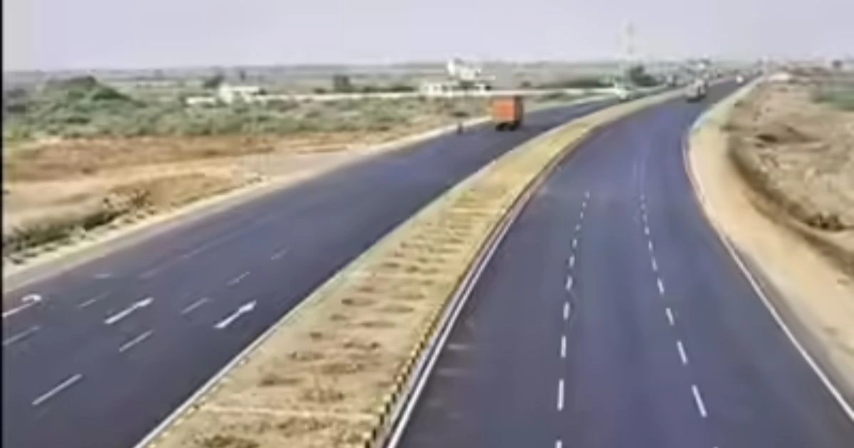 Jabalpur-Indore मार्ग पर बड़ा हादसा टला, डिवाइडर पर चढ़ा ट्रक