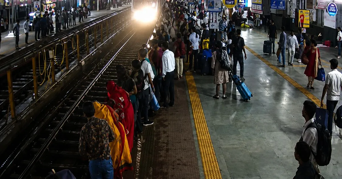 Amarkantak Express के सामने ट्रैक पर लेटा युवक, Jabalpur में टला हादसा