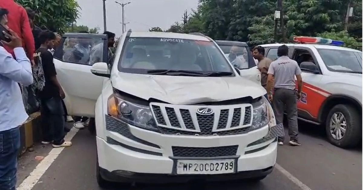 Pisanhari Madiya के सामने तेज रफ्तार कार की टक्कर, युवक गंभीर घायल