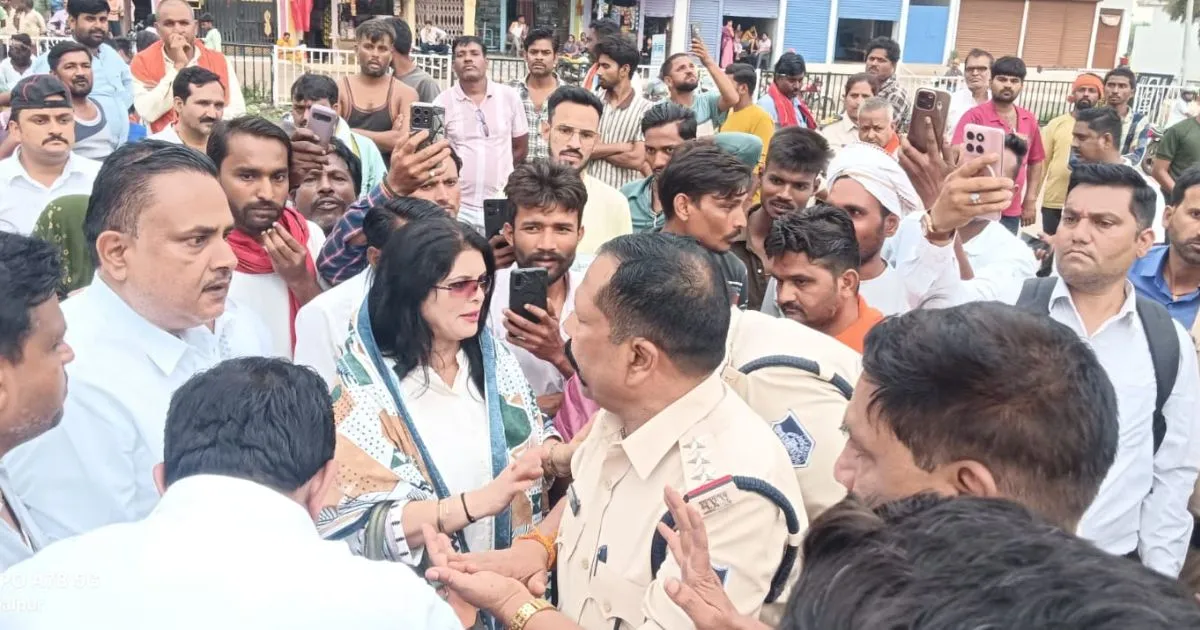 Sihora में Congress का NH-30 पर चक्काजाम, नाला-सड़क निर्माण को लेकर प्रदर्शन