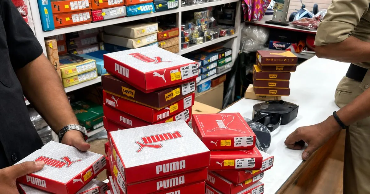 Puma के नाम पर नकली कपड़े-पर्स का कारोबार, 2 थोक दुकानदारों पर FIR