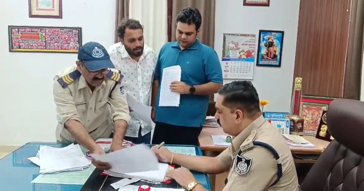 जबलपुर: पुश्तैनी जमीन पर कब्जे का आरोप, मां-बेटे ने एसपी से लगाई गुहार