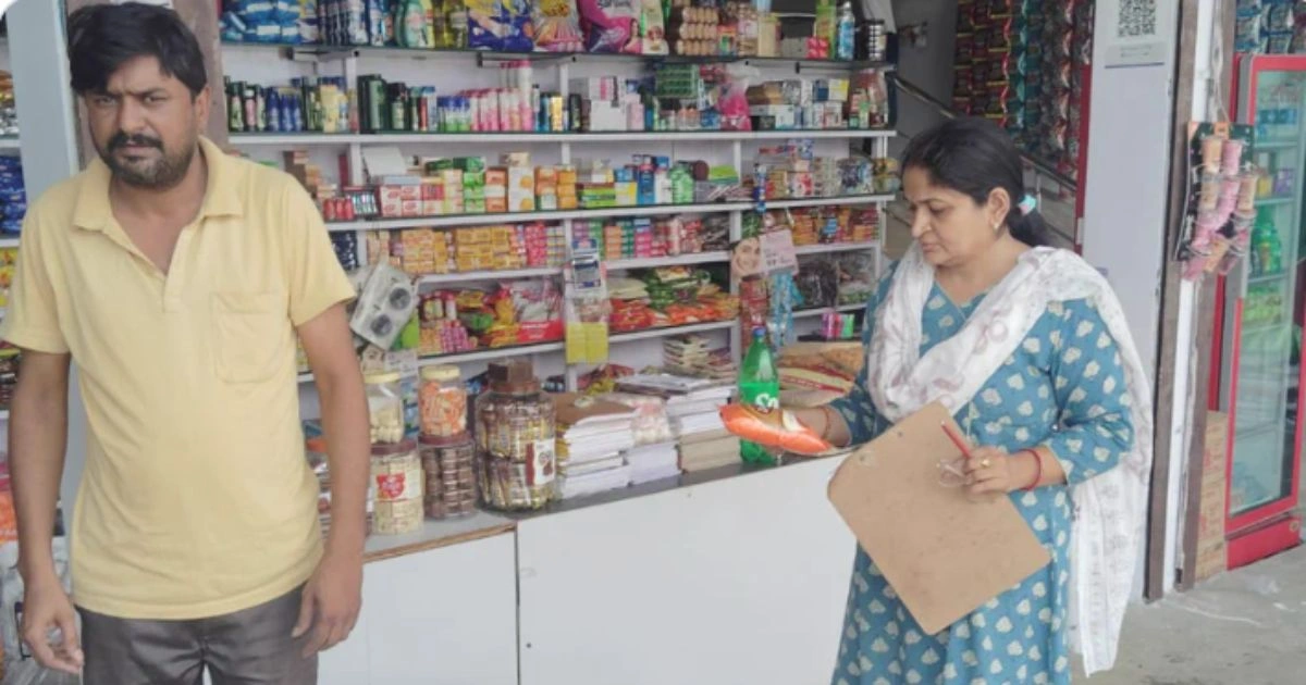 खाद्य सुरक्षा विभाग की कार्रवाई, डेयरी और किराना दुकानों से नमकीन-दलिया के पैकेट जब्त