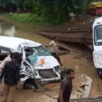 पाटन रोड पर ट्रक में फंसकर 100 मीटर तक घिसटी कार, तीन लोग बाल-बाल बचे