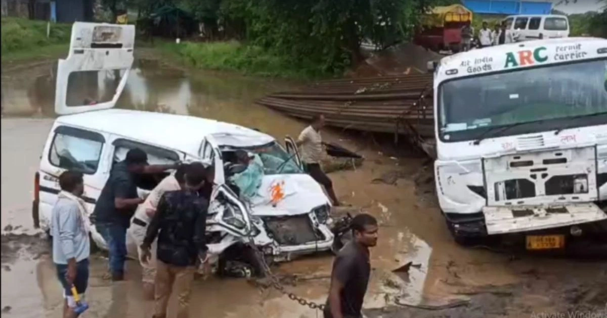 पाटन रोड पर ट्रक में फंसकर 100 मीटर तक घिसटी कार, तीन लोग बाल-बाल बचे