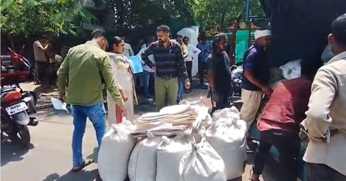 सरकारी राशन की कथित कालाबाजारी, संदिग्ध गेहूं से भरा वाहन पकड़ा गय