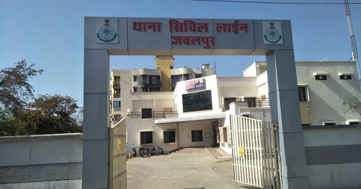 महिला पुलिसकर्मी ने वकील पर पहचान छिपाने और धर्म परिवर्तन का दबाव बनाने का आरोप