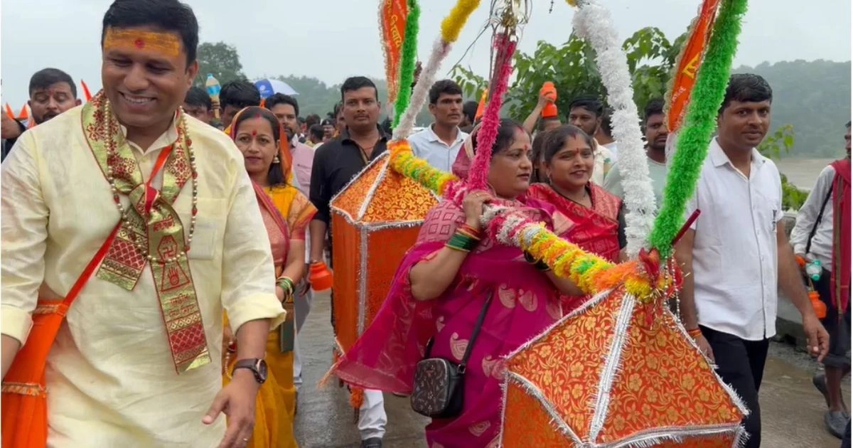 भेड़ाघाट से बांदकपुर तक 121 किमी कांवड़ यात्रा, मंत्री धर्मेंद्र लोधी भी शामिल