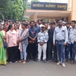 वेतन भुगतान में देरी पर संविदा और आउटसोर्स कर्मचारियों का प्रदर्शन, कलेक्टर को सौंपा ज्ञापन