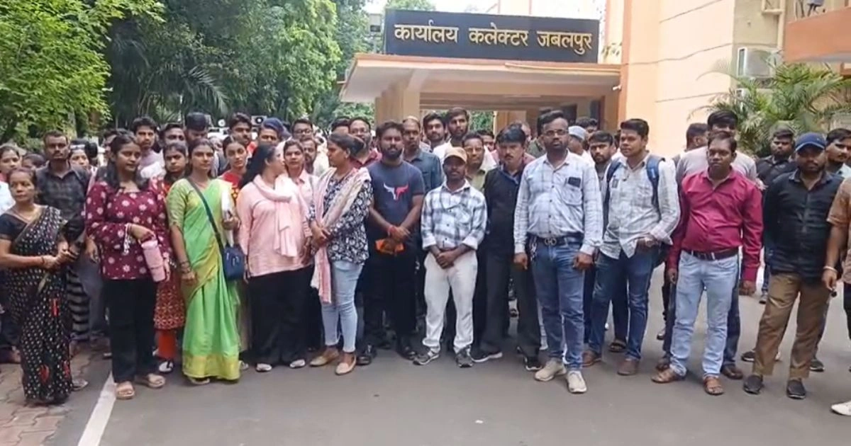 वेतन भुगतान में देरी पर संविदा और आउटसोर्स कर्मचारियों का प्रदर्शन, कलेक्टर को सौंपा ज्ञापन