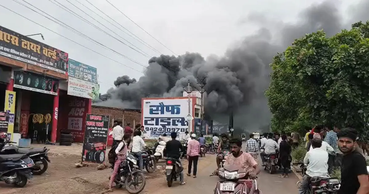 माढ़ोताल के टायर गोदाम में भीषण आग, लाखों के नुकसान की आशंका