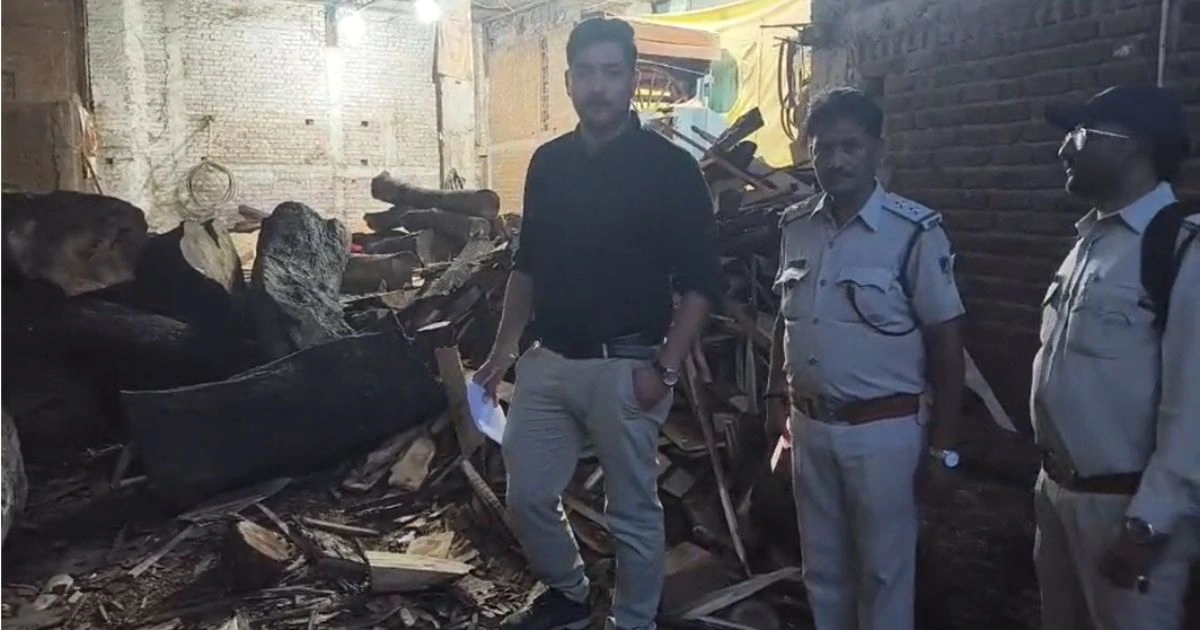 जबलपुर के गौर में अवैध आरा मशीन पर वन विभाग का छापा, भारी मात्रा में लकड़ी मिली