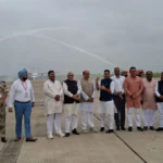 जबलपुर पहुंची कोलकाता से पहली फ्लाइट, वाटर कैनन से स्वागत
