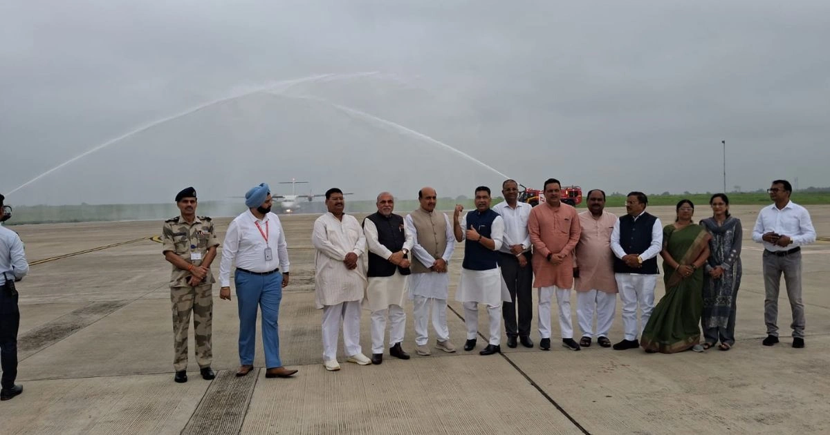जबलपुर पहुंची कोलकाता से पहली फ्लाइट, वाटर कैनन से स्वागत