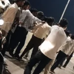 जबलपुर में पैसों के हिसाब पर भिड़े दोस्त, बीच सड़क मारपीट