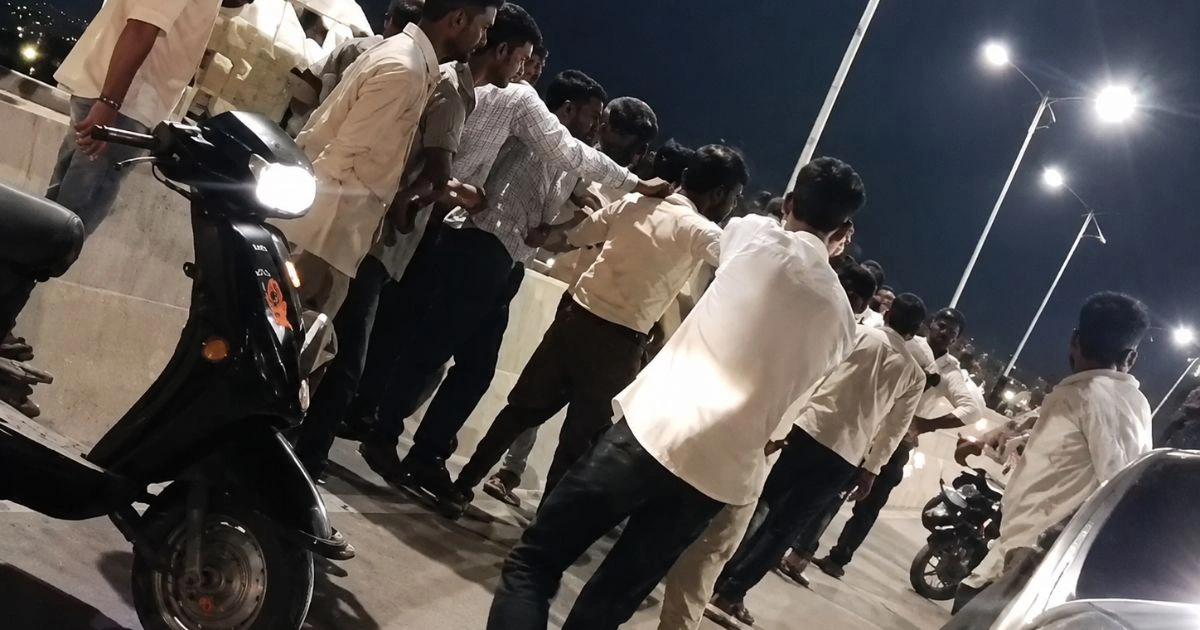 जबलपुर में पैसों के हिसाब पर भिड़े दोस्त, बीच सड़क मारपीट