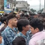 जबलपुर में बस की मांग पर छात्रों का हंगामा, रोड पर लगाया जाम