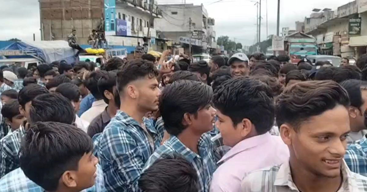 जबलपुर में बस की मांग पर छात्रों का हंगामा, रोड पर लगाया जाम
