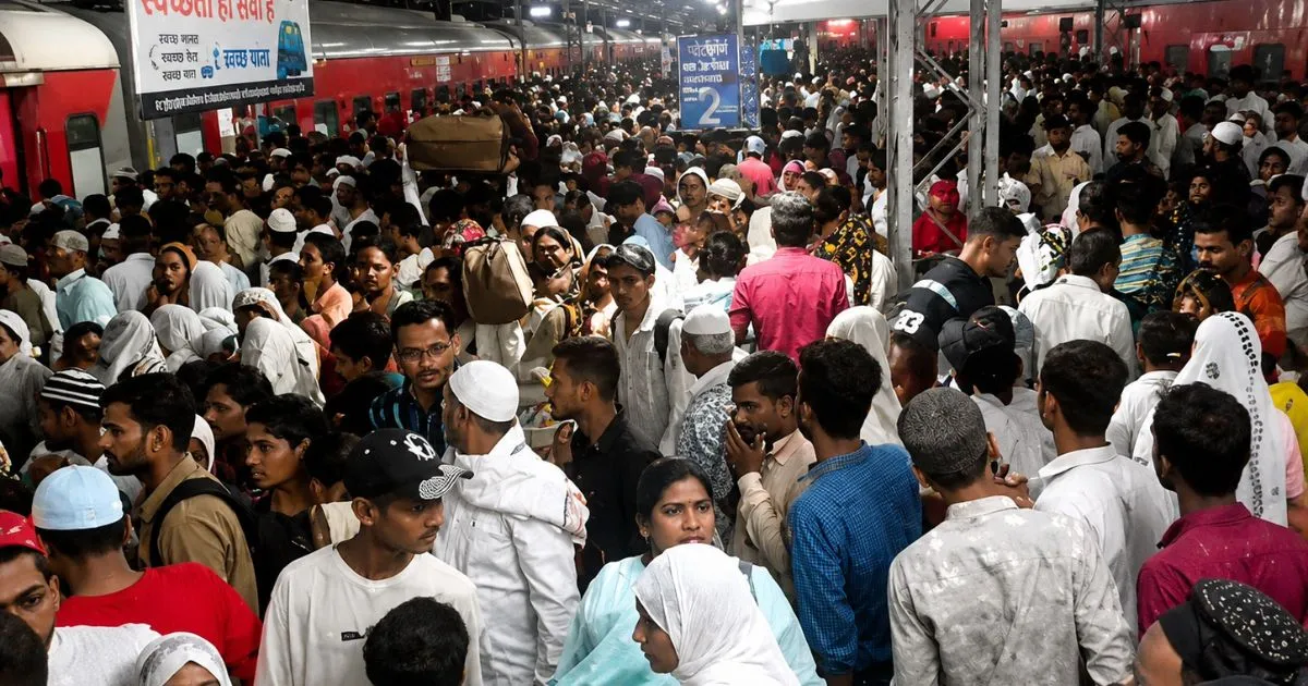 जबलपुर स्टेशन पर हज यात्रियों को छोड़ने उमड़ी हजारों की भीड़
