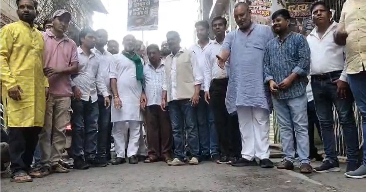 खस्ताहाल सड़कों पर कांग्रेस का पैदल मार्च