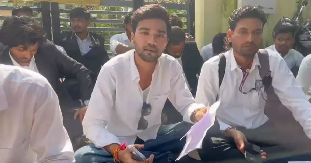 RDVV में आउट ऑफ सिलेबस पेपर पर छात्रों का हंगामा